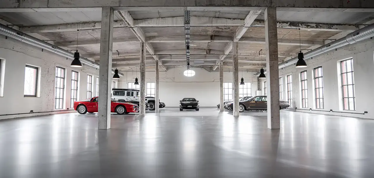 Dekorativni brušen beton v showroomu